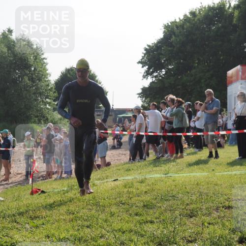 15.06.2025 - 27. Vierlanden-Triathlon KatJ http://msf.ph/oto/7977807 15.06.2025 08:37:54 Schwimmen 73, 171, 180, 181 meine-sportfotos.de