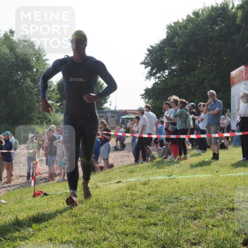 15.06.2025 - 27. Vierlanden-Triathlon KatJ http://msf.ph/oto/7977813 15.06.2025 08:37:54 Schwimmen 73, 171, 180, 181 meine-sportfotos.de