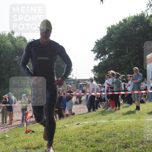 15.06.2025 - 27. Vierlanden-Triathlon KatJ http://msf.ph/oto/7977824 15.06.2025 08:37:55 Schwimmen 73, 171, 180 meine-sportfotos.de