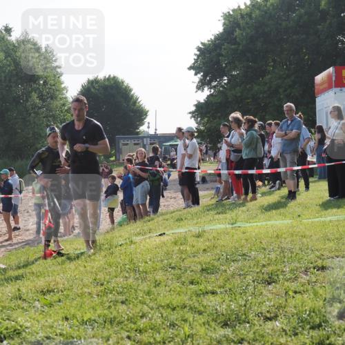 15.06.2025 - 27. Vierlanden-Triathlon KatJ http://msf.ph/oto/7977851 15.06.2025 08:38:34 Schwimmen 27, 35, 45, 86, 126 meine-sportfotos.de