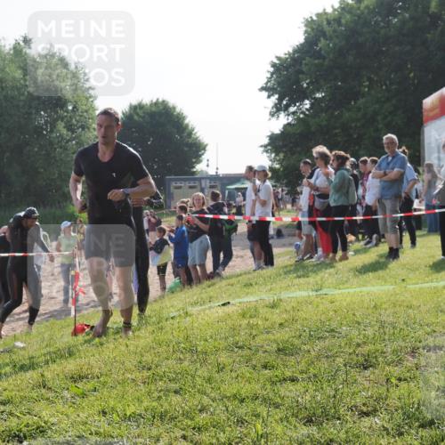 15.06.2025 - 27. Vierlanden-Triathlon KatJ http://msf.ph/oto/7977867 15.06.2025 08:38:34 Schwimmen 27, 35, 45, 86, 126 meine-sportfotos.de