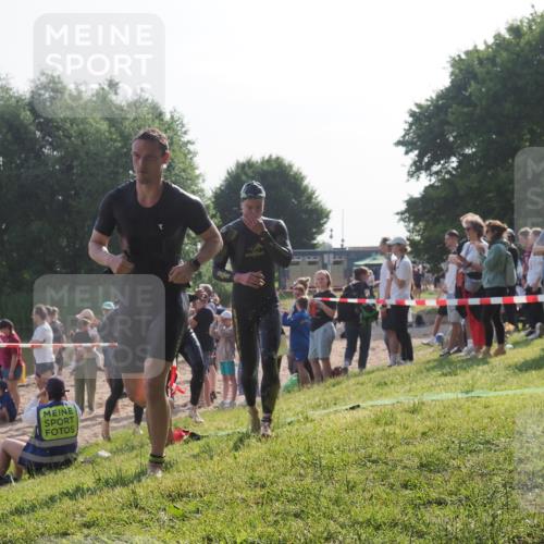15.06.2025 - 27. Vierlanden-Triathlon KatJ http://msf.ph/oto/7977876 15.06.2025 08:38:35 Schwimmen 27, 35, 45, 86, 126 meine-sportfotos.de