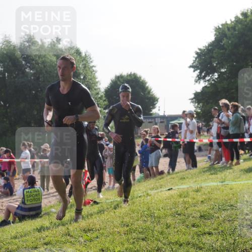 15.06.2025 - 27. Vierlanden-Triathlon KatJ http://msf.ph/oto/7977879 15.06.2025 08:38:35 Schwimmen 27, 35, 45, 86, 126 meine-sportfotos.de