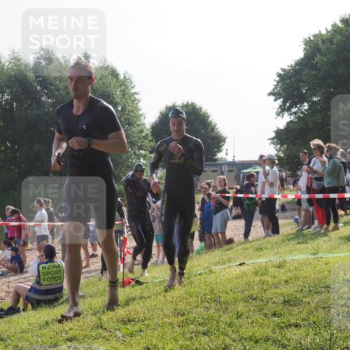 15.06.2025 - 27. Vierlanden-Triathlon KatJ http://msf.ph/oto/7977882 15.06.2025 08:38:35 Schwimmen 27, 35, 45, 86, 126 meine-sportfotos.de