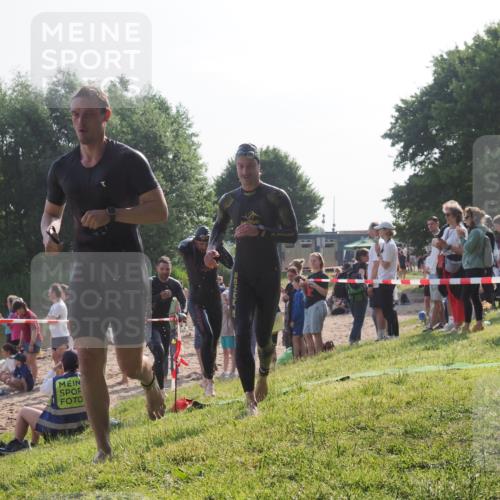 15.06.2025 - 27. Vierlanden-Triathlon KatJ http://msf.ph/oto/7977885 15.06.2025 08:38:35 Schwimmen 27, 35, 45, 86, 126 meine-sportfotos.de
