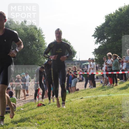 15.06.2025 - 27. Vierlanden-Triathlon KatJ http://msf.ph/oto/7977888 15.06.2025 08:38:36 Schwimmen 27, 35, 45, 86, 126 meine-sportfotos.de