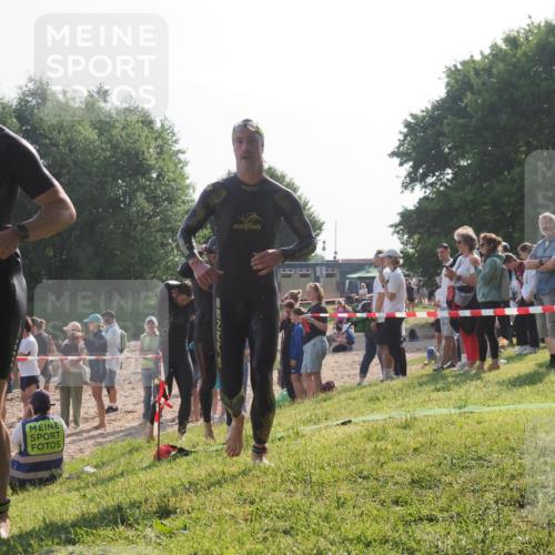 15.06.2025 - 27. Vierlanden-Triathlon KatJ http://msf.ph/oto/7977891 15.06.2025 08:38:36 Schwimmen 27, 35, 45, 86, 126 meine-sportfotos.de
