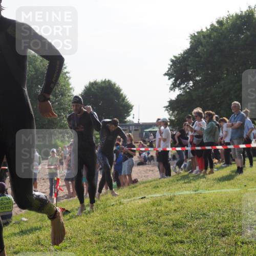 15.06.2025 - 27. Vierlanden-Triathlon KatJ http://msf.ph/oto/7977902 15.06.2025 08:38:37 Schwimmen 27, 35, 45, 86, 126 meine-sportfotos.de