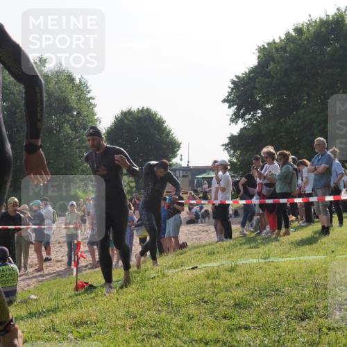 15.06.2025 - 27. Vierlanden-Triathlon KatJ http://msf.ph/oto/7977905 15.06.2025 08:38:37 Schwimmen 27, 35, 45, 86, 126 meine-sportfotos.de