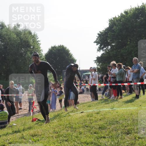 15.06.2025 - 27. Vierlanden-Triathlon KatJ http://msf.ph/oto/7977911 15.06.2025 08:38:37 Schwimmen 27, 35, 45, 86, 126 meine-sportfotos.de