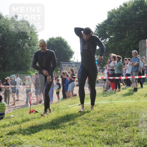 15.06.2025 - 27. Vierlanden-Triathlon KatJ http://msf.ph/oto/7977960 15.06.2025 08:38:40 Schwimmen 2, 27, 35, 45, 86, 126 meine-sportfotos.de