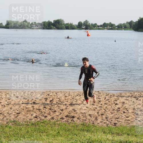 21.06.2025 - 27. Vierlanden-Triathlon MichiJ http://msf.ph/oto/7977968 15.06.2026 08:47:34 Schwimmen 48 meine-sportfotos.de
