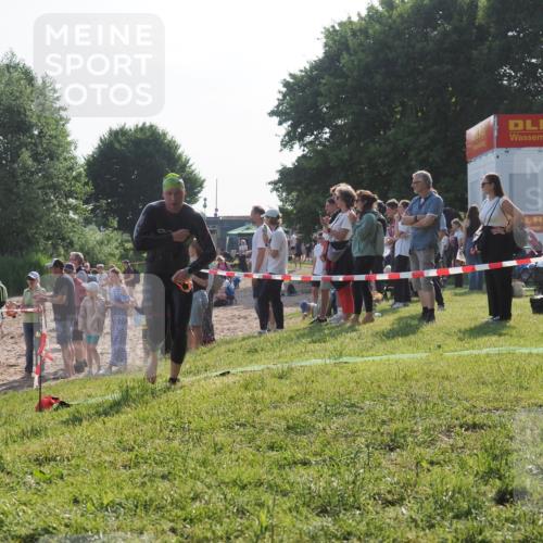 15.06.2025 - 27. Vierlanden-Triathlon KatJ http://msf.ph/oto/7977999 15.06.2025 08:38:46 Schwimmen 2, 27, 86, 126, 182 meine-sportfotos.de