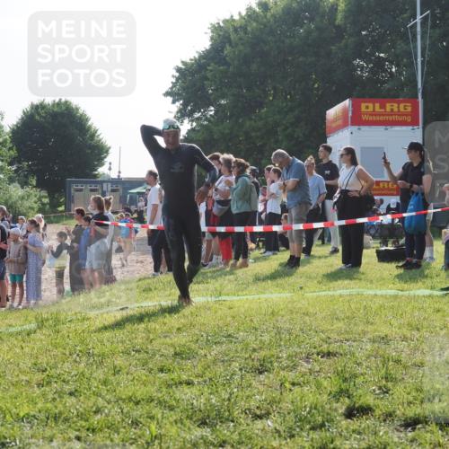 15.06.2025 - 27. Vierlanden-Triathlon KatJ http://msf.ph/oto/7978031 15.06.2025 08:38:53 Schwimmen 2, 94, 182 meine-sportfotos.de