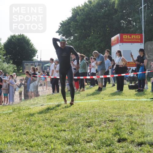 15.06.2025 - 27. Vierlanden-Triathlon KatJ http://msf.ph/oto/7978039 15.06.2025 08:38:53 Schwimmen 2, 94, 182 meine-sportfotos.de