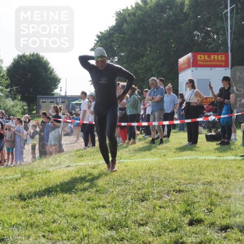 15.06.2025 - 27. Vierlanden-Triathlon KatJ http://msf.ph/oto/7978046 15.06.2025 08:38:54 Schwimmen 2, 94, 182 meine-sportfotos.de