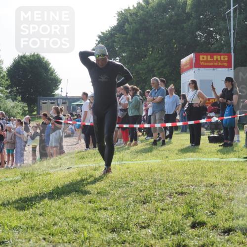 15.06.2025 - 27. Vierlanden-Triathlon KatJ http://msf.ph/oto/7978049 15.06.2025 08:38:54 Schwimmen 2, 94, 182 meine-sportfotos.de