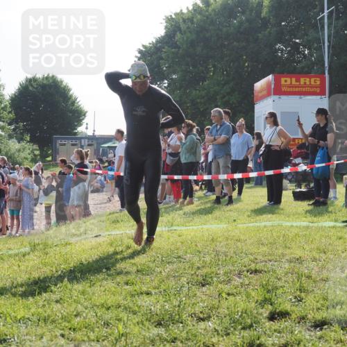 15.06.2025 - 27. Vierlanden-Triathlon KatJ http://msf.ph/oto/7978050 15.06.2025 08:38:54 Schwimmen 2, 94, 182 meine-sportfotos.de