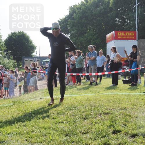 15.06.2025 - 27. Vierlanden-Triathlon KatJ http://msf.ph/oto/7978053 15.06.2025 08:38:54 Schwimmen 2, 94, 182 meine-sportfotos.de