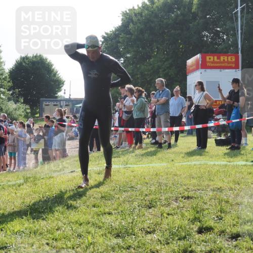 15.06.2025 - 27. Vierlanden-Triathlon KatJ http://msf.ph/oto/7978058 15.06.2025 08:38:54 Schwimmen 2, 94, 182 meine-sportfotos.de