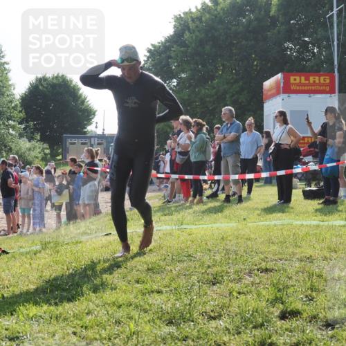 15.06.2025 - 27. Vierlanden-Triathlon KatJ http://msf.ph/oto/7978061 15.06.2025 08:38:54 Schwimmen 2, 94, 182 meine-sportfotos.de