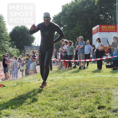 15.06.2025 - 27. Vierlanden-Triathlon KatJ http://msf.ph/oto/7978063 15.06.2025 08:38:54 Schwimmen 2, 94, 182 meine-sportfotos.de