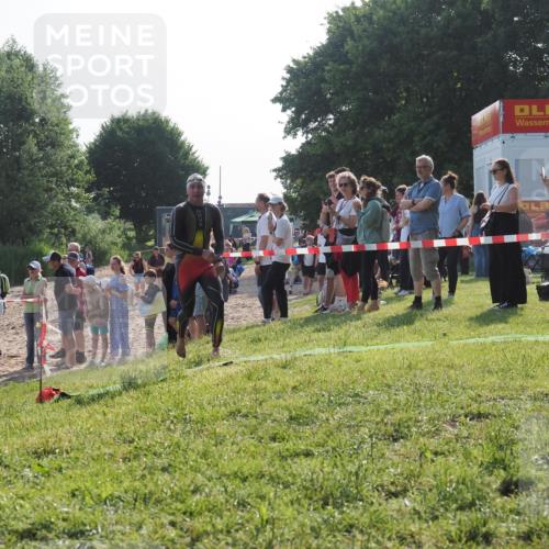 15.06.2025 - 27. Vierlanden-Triathlon KatJ http://msf.ph/oto/7978074 15.06.2025 08:38:58 Schwimmen 94, 182 meine-sportfotos.de
