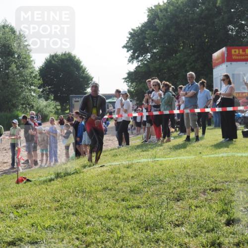 15.06.2025 - 27. Vierlanden-Triathlon KatJ http://msf.ph/oto/7978077 15.06.2025 08:38:58 Schwimmen 94, 182 meine-sportfotos.de