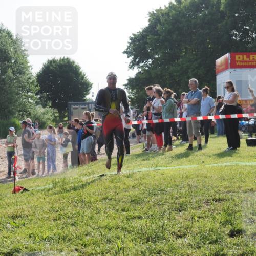 15.06.2025 - 27. Vierlanden-Triathlon KatJ http://msf.ph/oto/7978080 15.06.2025 08:38:59 Schwimmen 94, 182 meine-sportfotos.de
