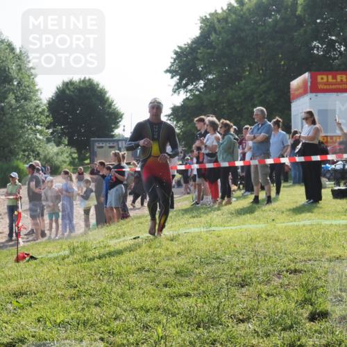 15.06.2025 - 27. Vierlanden-Triathlon KatJ http://msf.ph/oto/7978081 15.06.2025 08:38:59 Schwimmen 94, 182 meine-sportfotos.de