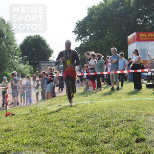 15.06.2025 - 27. Vierlanden-Triathlon KatJ http://msf.ph/oto/7978084 15.06.2025 08:38:59 Schwimmen 94, 182 meine-sportfotos.de
