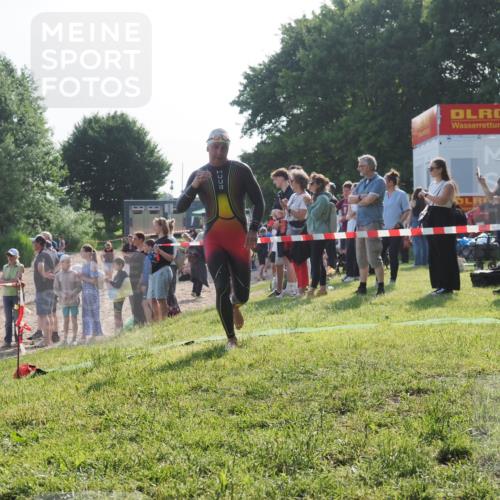 15.06.2025 - 27. Vierlanden-Triathlon KatJ http://msf.ph/oto/7978087 15.06.2025 08:38:59 Schwimmen 94, 182 meine-sportfotos.de