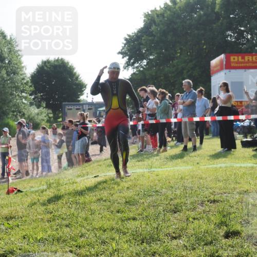 15.06.2025 - 27. Vierlanden-Triathlon KatJ http://msf.ph/oto/7978088 15.06.2025 08:38:59 Schwimmen 94, 182 meine-sportfotos.de