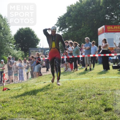15.06.2025 - 27. Vierlanden-Triathlon KatJ http://msf.ph/oto/7978092 15.06.2025 08:39:00 Schwimmen 94, 182 meine-sportfotos.de