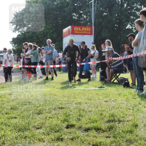 15.06.2025 - 27. Vierlanden-Triathlon KatJ http://msf.ph/oto/7978120 15.06.2025 08:39:06 Schwimmen 77, 94, 120 meine-sportfotos.de