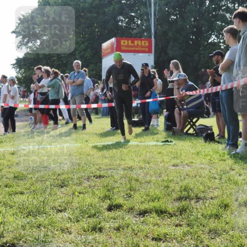 15.06.2025 - 27. Vierlanden-Triathlon KatJ http://msf.ph/oto/7978123 15.06.2025 08:39:07 Schwimmen 77, 94, 120, 165 meine-sportfotos.de