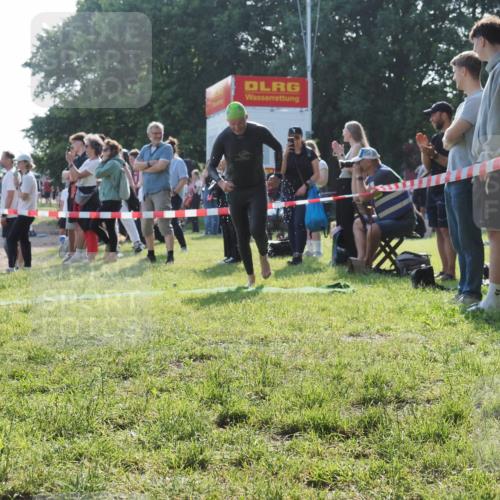 15.06.2025 - 27. Vierlanden-Triathlon KatJ http://msf.ph/oto/7978126 15.06.2025 08:39:07 Schwimmen 77, 94, 120, 165 meine-sportfotos.de