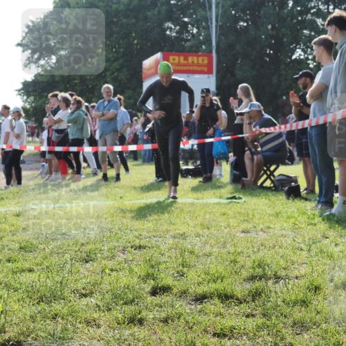 15.06.2025 - 27. Vierlanden-Triathlon KatJ http://msf.ph/oto/7978128 15.06.2025 08:39:07 Schwimmen 77, 94, 120, 165 meine-sportfotos.de