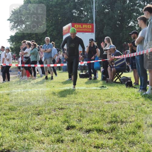 15.06.2025 - 27. Vierlanden-Triathlon KatJ http://msf.ph/oto/7978131 15.06.2025 08:39:07 Schwimmen 77, 94, 120, 165 meine-sportfotos.de