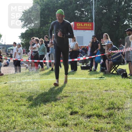 15.06.2025 - 27. Vierlanden-Triathlon KatJ http://msf.ph/oto/7978139 15.06.2025 08:39:08 Schwimmen 77, 94, 120, 165 meine-sportfotos.de
