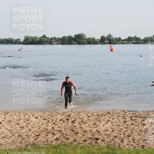 21.06.2025 - 27. Vierlanden-Triathlon MichiJ http://msf.ph/oto/7978152 15.06.2026 08:48:17 Schwimmen 70 meine-sportfotos.de