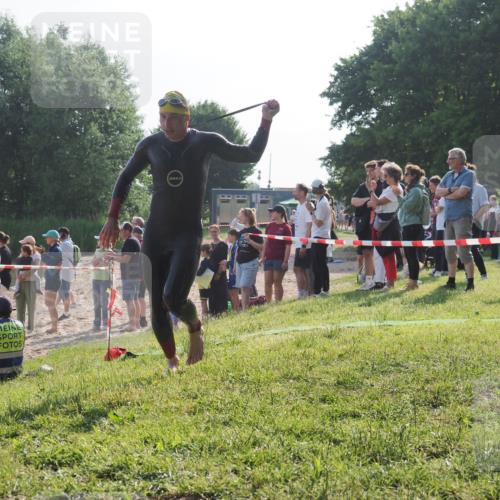 15.06.2025 - 27. Vierlanden-Triathlon KatJ http://msf.ph/oto/7978189 15.06.2025 08:39:15 Schwimmen 77, 120, 132, 165 meine-sportfotos.de
