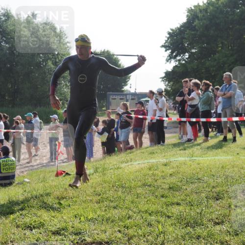 15.06.2025 - 27. Vierlanden-Triathlon KatJ http://msf.ph/oto/7978192 15.06.2025 08:39:15 Schwimmen 77, 120, 132, 165 meine-sportfotos.de