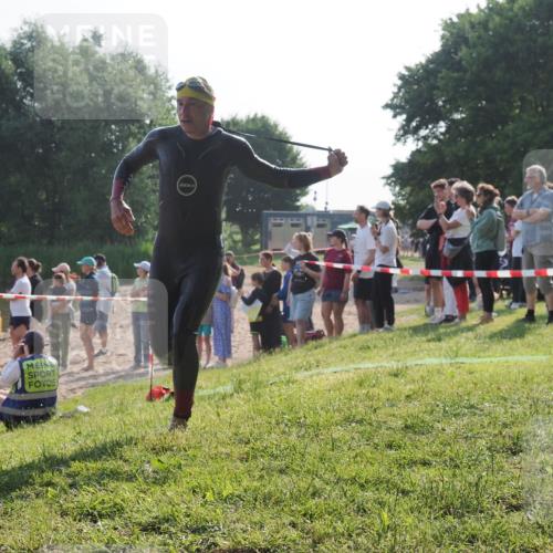 15.06.2025 - 27. Vierlanden-Triathlon KatJ http://msf.ph/oto/7978196 15.06.2025 08:39:15 Schwimmen 77, 120, 132, 165 meine-sportfotos.de