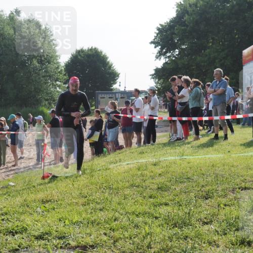 15.06.2025 - 27. Vierlanden-Triathlon KatJ http://msf.ph/oto/7978208 15.06.2025 08:39:20 Schwimmen 120, 132, 165 meine-sportfotos.de