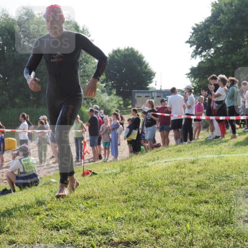 15.06.2025 - 27. Vierlanden-Triathlon KatJ http://msf.ph/oto/7978247 15.06.2025 08:39:23 Schwimmen 132, 165 meine-sportfotos.de