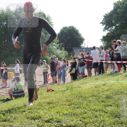 15.06.2025 - 27. Vierlanden-Triathlon KatJ http://msf.ph/oto/7978250 15.06.2025 08:39:23 Schwimmen 132, 165 meine-sportfotos.de
