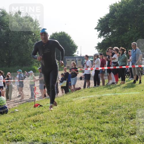 15.06.2025 - 27. Vierlanden-Triathlon KatJ http://msf.ph/oto/7978279 15.06.2025 08:39:37 Schwimmen 168 meine-sportfotos.de