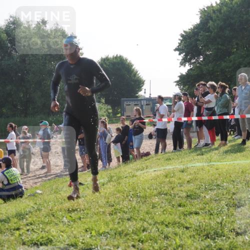 15.06.2025 - 27. Vierlanden-Triathlon KatJ http://msf.ph/oto/7978283 15.06.2025 08:39:38 Schwimmen 168 meine-sportfotos.de