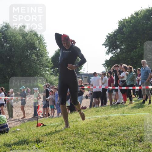 15.06.2025 - 27. Vierlanden-Triathlon KatJ http://msf.ph/oto/7978350 15.06.2025 08:39:48 Schwimmen 59 meine-sportfotos.de